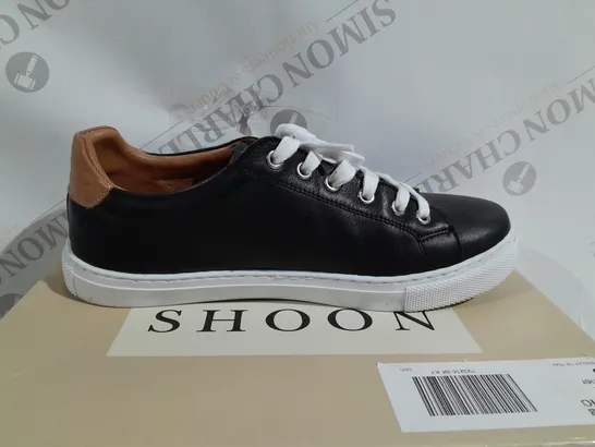 BOXED PAIR OF SHOON ECHO LEATHER TRAINERS IN BLACK - SIZE 7