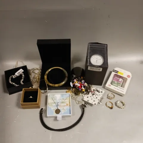 APPROXIMATELY 30 ASSORTED JEWELLERY ITEMS TO INCLUDE RINGS, BRACELETS, NECKLACES ETC	