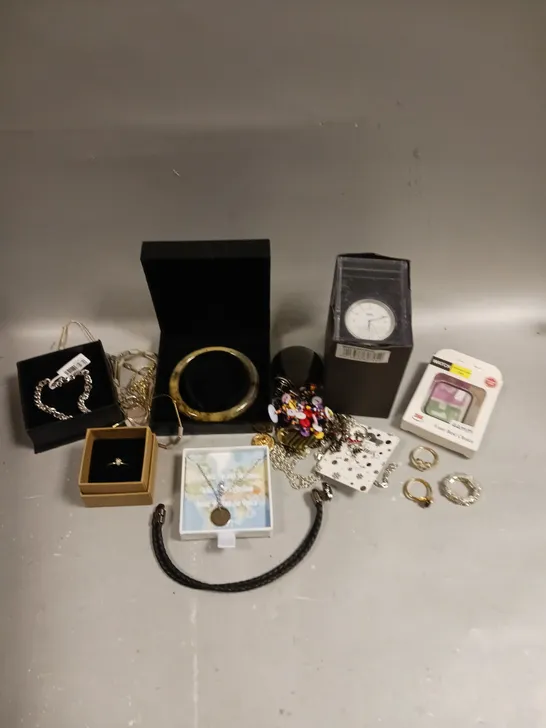 APPROXIMATELY 30 ASSORTED JEWELLERY ITEMS TO INCLUDE RINGS, BRACELETS, NECKLACES ETC	