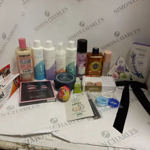 BOX OF ASSORTED COSMETICS TO INCLUDE MERWAVE, THE BODY SHOP, YARDLEY ETC 