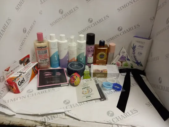 BOX OF ASSORTED COSMETICS TO INCLUDE MERWAVE, THE BODY SHOP, YARDLEY ETC 