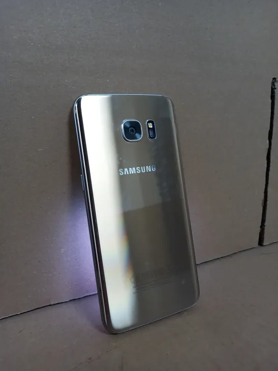 SAMSUNG GALAXY S7 EDGE SMARTPHONE IN GOLD