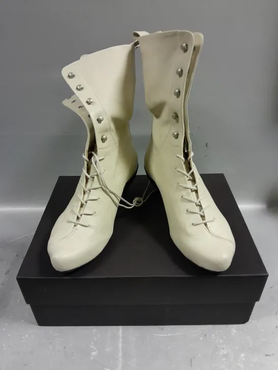 BOXED PAIR OF TRACEY NEULS TANYA BOOTS IN OFF WHITE - 6