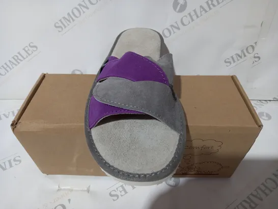 BOXED PAIR OF FOOT HUGS OPEN TOE SUEDE SLIPPER SANDALS IN GREY/PURPLE UK SIZE 7