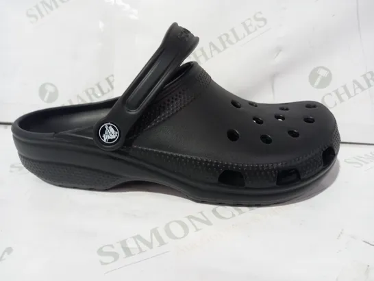 PAIR OF CROCS CLASSIC CLOGS IN BLACK UK SIZE M8/W9