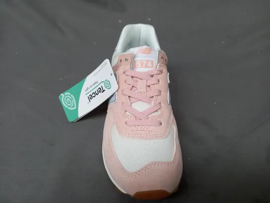 BOXED PAIR OF NEW BALANCE 574 TRAINERS IN PALE PINK UK SIZE 5