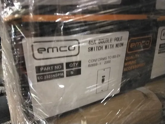 PALLET OF APPROXIMATELY 4462 ASSORTED ELECTRICAL ITEMS/COMPONENTS TO INCLUDE: DOUBLE POLE SWITCHES WITH NEON, 45A SWITCHES ETC