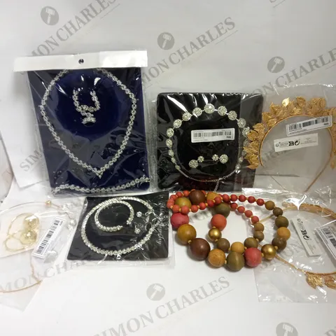 LARGE QUANTITY OF ASSORTED JEWELLERY TO INCLUDE: NECKLACES, RINGS, WATCHES AND EARRINGS