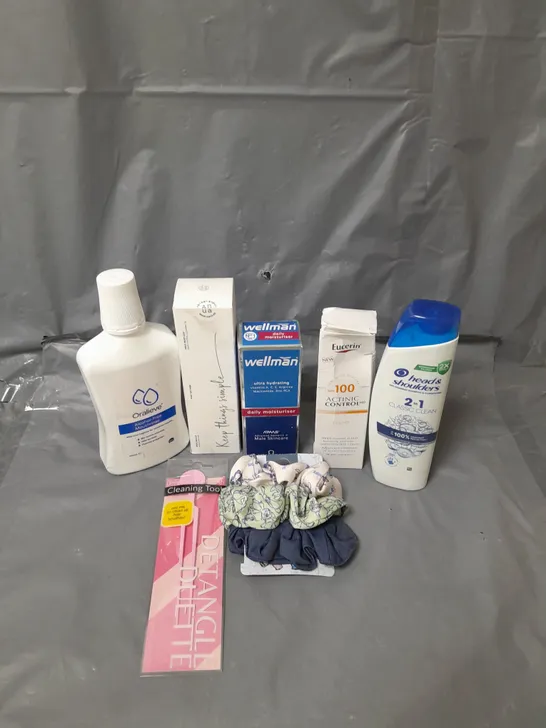 APPROXIMATELY 20 ASSORTED COSMETICS PRODUCTS TO INCLUDE - HEAD & SHOULDERS SHAMPOO, ORALIEVE MOUTHWASH AND STITCH HAIR SCRUNCHIES ETC. 