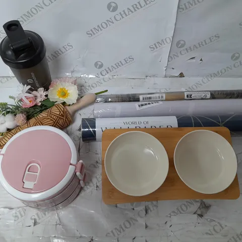 A BOX OF 30 HOUSEHOLD ITEMS TO INCLUDE A FLASK, AN ENGRAVED ROLLING PIN, 3X ROLLS OF WALLPAPER AND FAUX FLOWERS