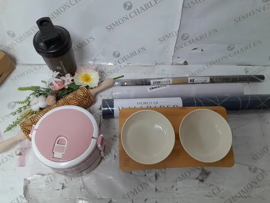 A BOX OF 30 HOUSEHOLD ITEMS TO INCLUDE A FLASK, AN ENGRAVED ROLLING PIN, 3X ROLLS OF WALLPAPER AND FAUX FLOWERS