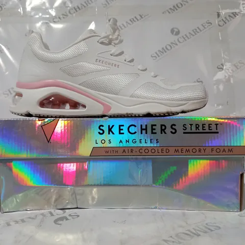 BOXED PAIR OF SKECHERS TRAINERS IN WHITE SIZE 8