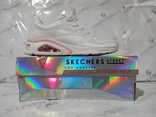 BOXED PAIR OF SKECHERS TRAINERS IN WHITE SIZE 8