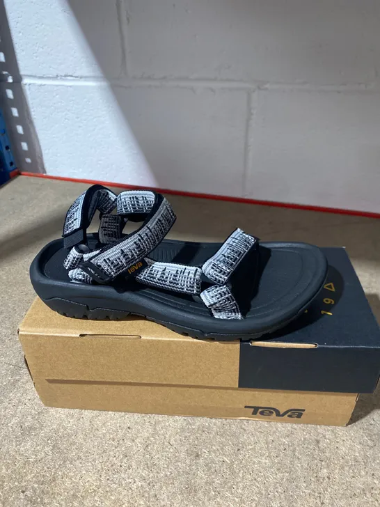 BOXED PAIR OF TEVA W HURRICANE SANDALS SIZE 4