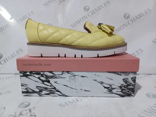 BOXED PAIR OF MODA IN PELLE ETEENA QUILTED LEATHER LOAFERS IN YELLOW EU SIZE 39