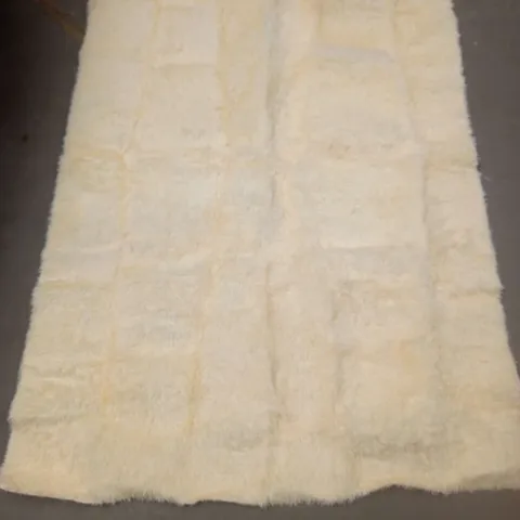 LARGE FLUFFY RUG IN CREAM