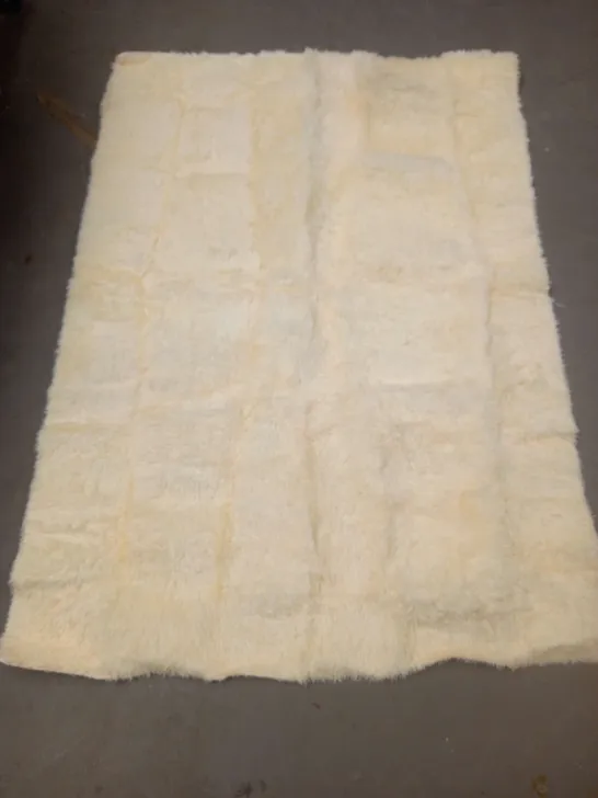 LARGE FLUFFY RUG IN CREAM