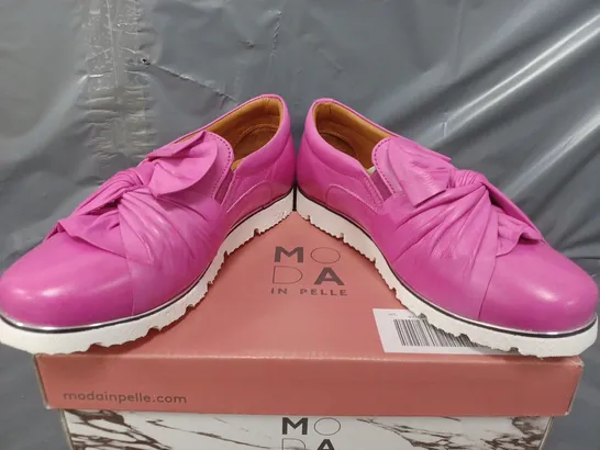 BOXED MODA IN PELLE ANETTE LEATHER BOW TWIST UPPER WITH FLEX SOLE TRAINERS IN FUSCHIA - SIZE 39