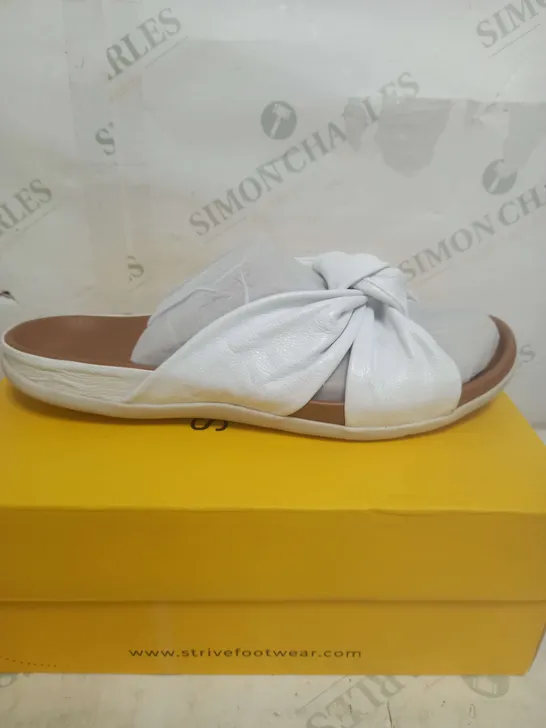 BOXED PAIR OF STRIVE SICILY ALIDER SANDALS IN WHITE SIZE 9