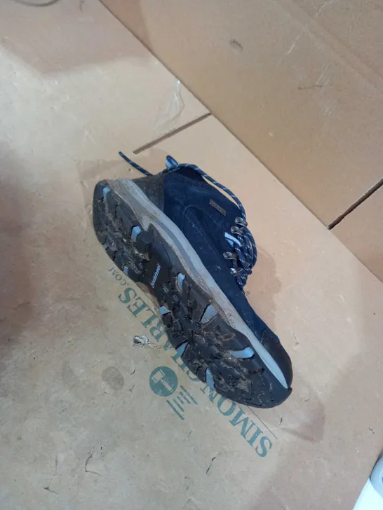 SKETCHER NAVY WATERPROOF BOOTS SIZE 5 AND A HALF 