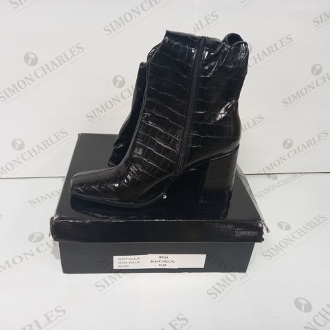 BOXED PAIR OF DESIGNER HEELED BOOTS IN BLACK UK SIZE 5