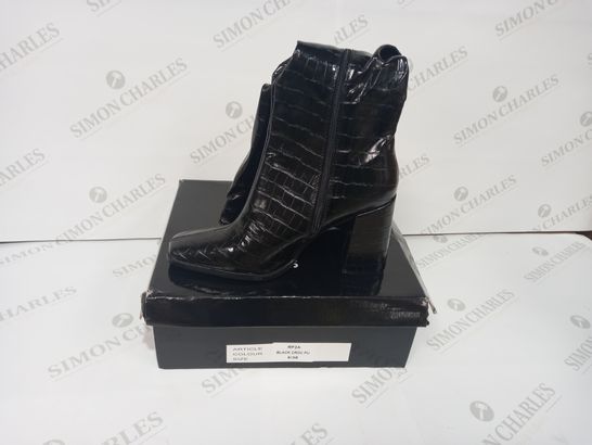 BOXED PAIR OF DESIGNER HEELED BOOTS IN BLACK UK SIZE 5