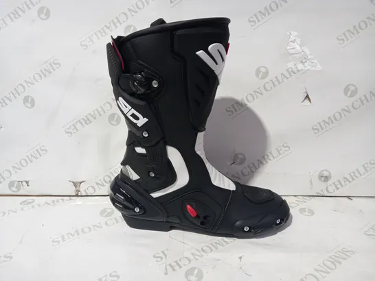 BOXED PAIR OF SIDI STIVALI VERTIGO 2 MOTORCYCLE BOOTS IN BLACK/WHITE/RED UK SIZE 8