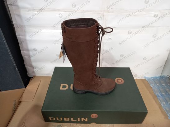 BOXED PAIR OF DUBLIN BOOTS SIZE 6