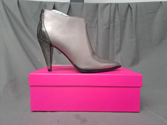 BOXED PAIR OF DANNII MINOGUE UPTOWN SUEDE HEELED BOOTS IN PEWTER UK SIZE 6