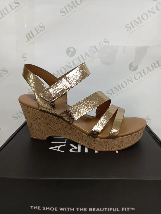 BOXED PAIR OF NATURALIZER OPEN TOE STRAPPY WEDGE SANDALS IN BEIGE & GOLD SIZE 7