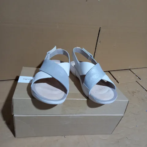 CLARKS TRI CHLOE WHITE/SILVER SANDALS SIZE 7