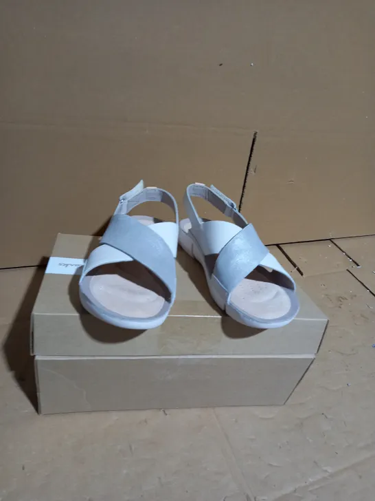 CLARKS TRI CHLOE WHITE/SILVER SANDALS SIZE 7