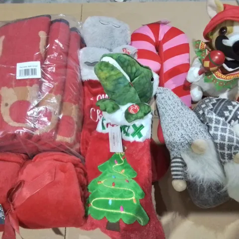 LOT OF APPROXIMATELY 16 ASSORTED SEASONAL HOME FABRIC ITEMS TO INCLUDE REINDEER BATH SHEETS, MUSICAL SACKS & PLUSHIES AND THROWSS