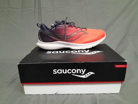 BOXED PAIR OF SAUCONY KINVARA 13 NIGHT-LITE 10.5 UK