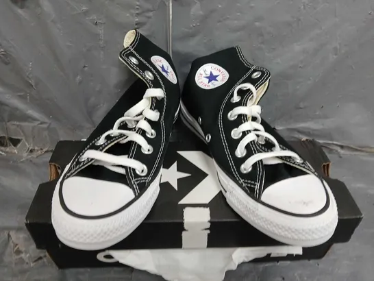 BOXED CONVERSE TRAINERS IN BLACK/WHITE - UK 4