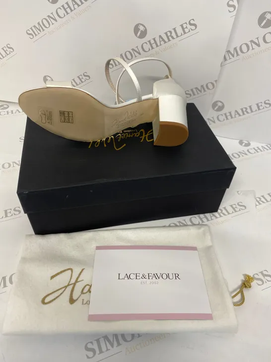 BOXED PAIR OF HARRIET WILDE WHITE HEELS SIZE 6