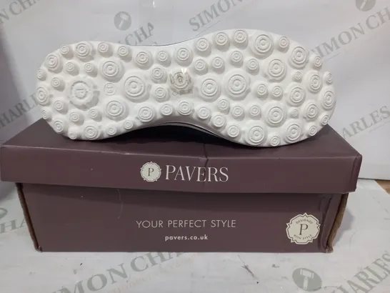 BOXED PAIR OF PAVERS KNIT SHOES IN GREY EU SIZE 39