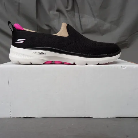 BOXED PAIR OF SKECHERS GO WALK 6 SLIP-ON SHOES IN BLACK SIZE 6