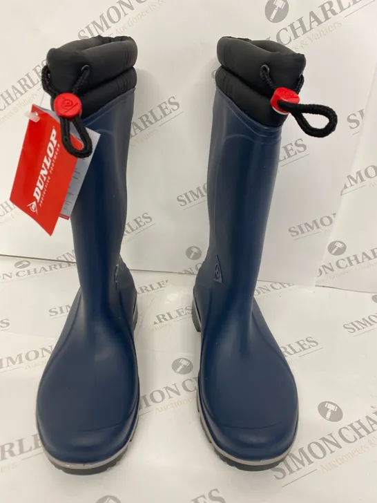 PAIR OF DUNLOP NAVY WELLIES SIZE 6