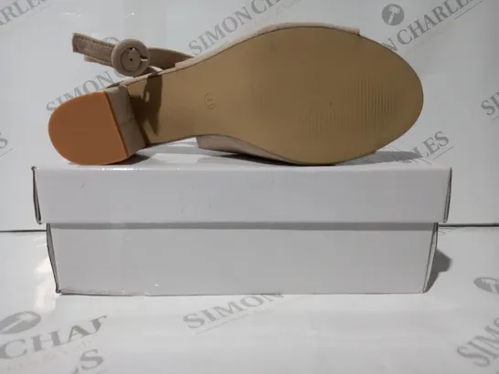 BOXED PAIR OF DESIGNER OPEN TOE LOW BLOCK HEEL SLINGBACK SANDALS IN BEIGE EU SIZE 41