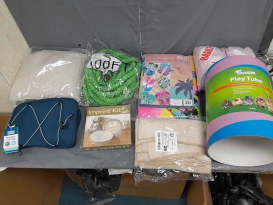 BOX OF APPROXIMATELY 15 ASSORTED HOUSEHOLD ITEMS TO IMPRINT KIT, PET PLAY TUBE, BEACH TOWEL, AND WASHABLE COOL BAG ETC. 