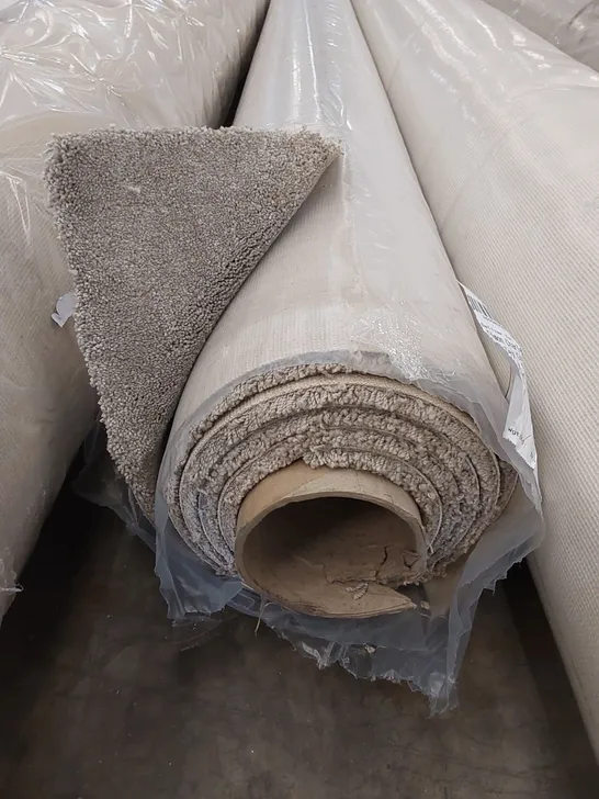 ROLL OF QUALITY ULTIMATE EXPRESSIONS TAUPE CARPET // SIZE: APPROX 5 X 2.92m