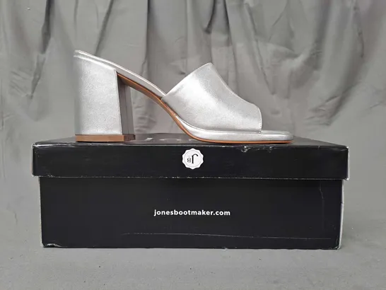 BOXED PAIR OF JONES PEEP TOE BLOCK HEEL SANDALS IN METALLIC SILVER UK SIZE 6