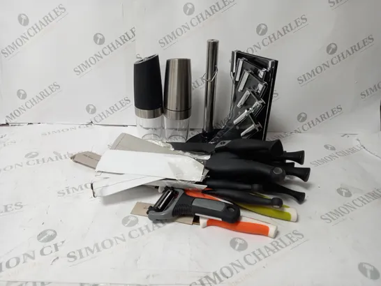 APPROXIMATELY 6 ASSORTED KITCHEN UTENSILS TO INCLUDE PEPPER MILL, KNIFE BLOCK SET 