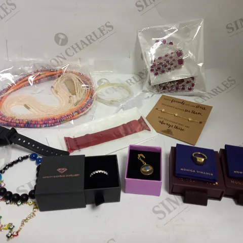 BOX OF APPROXIMATELY 25 ASSORTED JEWELLERY ITEMS TO INCLUDE MONICA VINADER RING, CASIO WATCH, FRIENDSHIP BRACELET ETC 