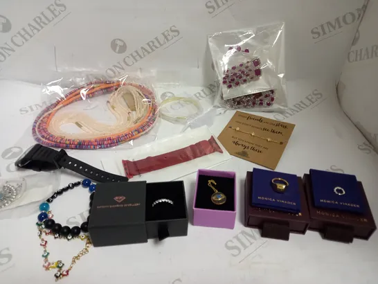 BOX OF APPROXIMATELY 25 ASSORTED JEWELLERY ITEMS TO INCLUDE MONICA VINADER RING, CASIO WATCH, FRIENDSHIP BRACELET ETC 