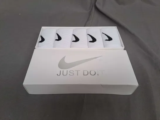 BOXED NIKE CREW SOCKS - X5