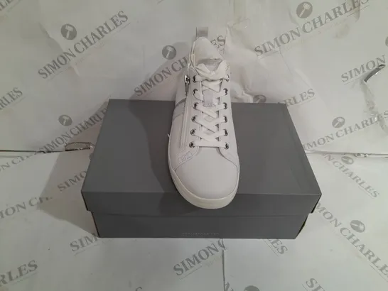 PAIR OF VIONIC STEVIE TRAINERS WHITE SIZE 7