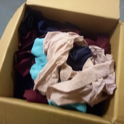 LOT OF APPROX 55 ASSORTED WOMENS CLOTHES TO INCLUDE JUMPERS, LEGGINGS, JACKETS ETC