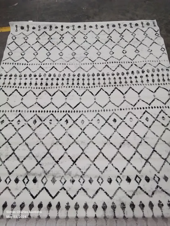 MALENA BLACK AND OFF WHITE COLOUR RUG IN SIZE 6'7X9'